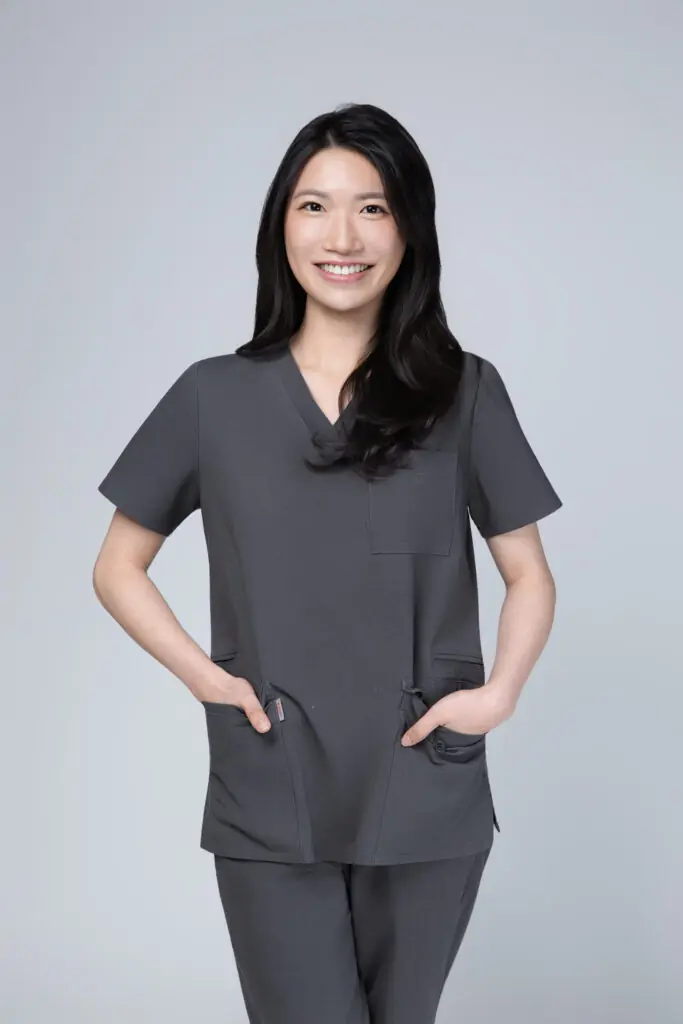 衛福部定兒童牙科專科醫師蔡函妤,穿深灰色診療服的形象照