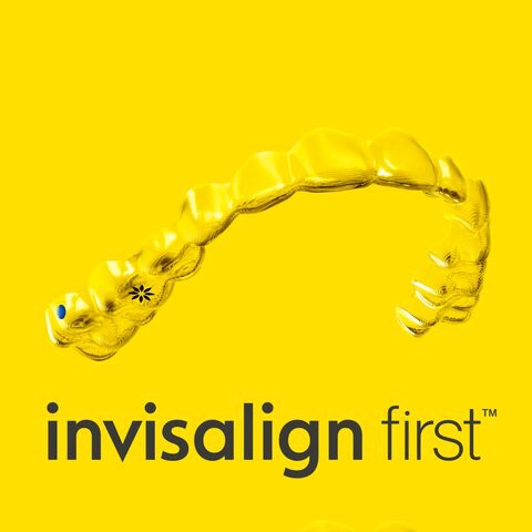 黃色背景上的 Invisalign First 透明牙套產品圖